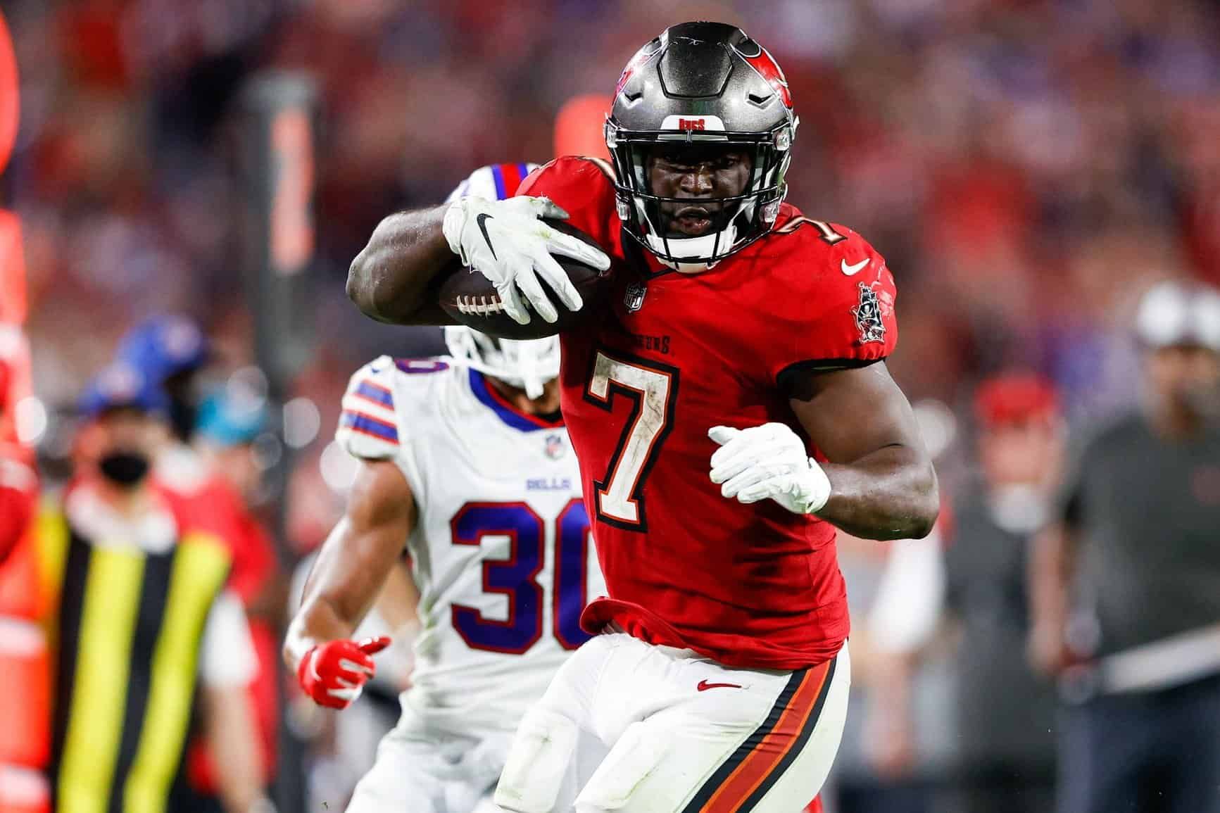 Fantasy RB Injury Report Week 16: Leonard Fournette, Austin Ekeler, Elijah Mitchell updates