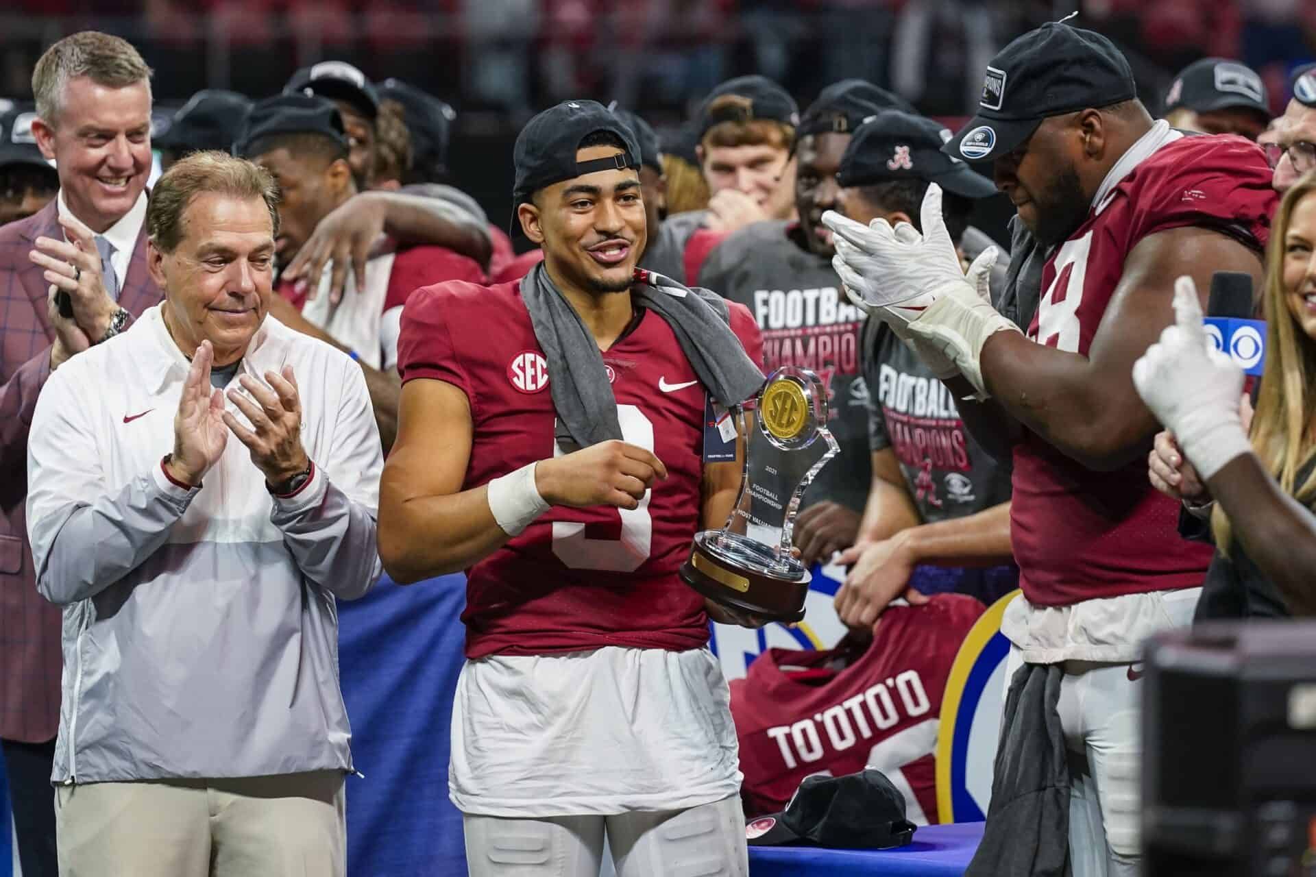 Alabama quarterback Bryce Young wins the 2021 Heisman Trophy award(01)