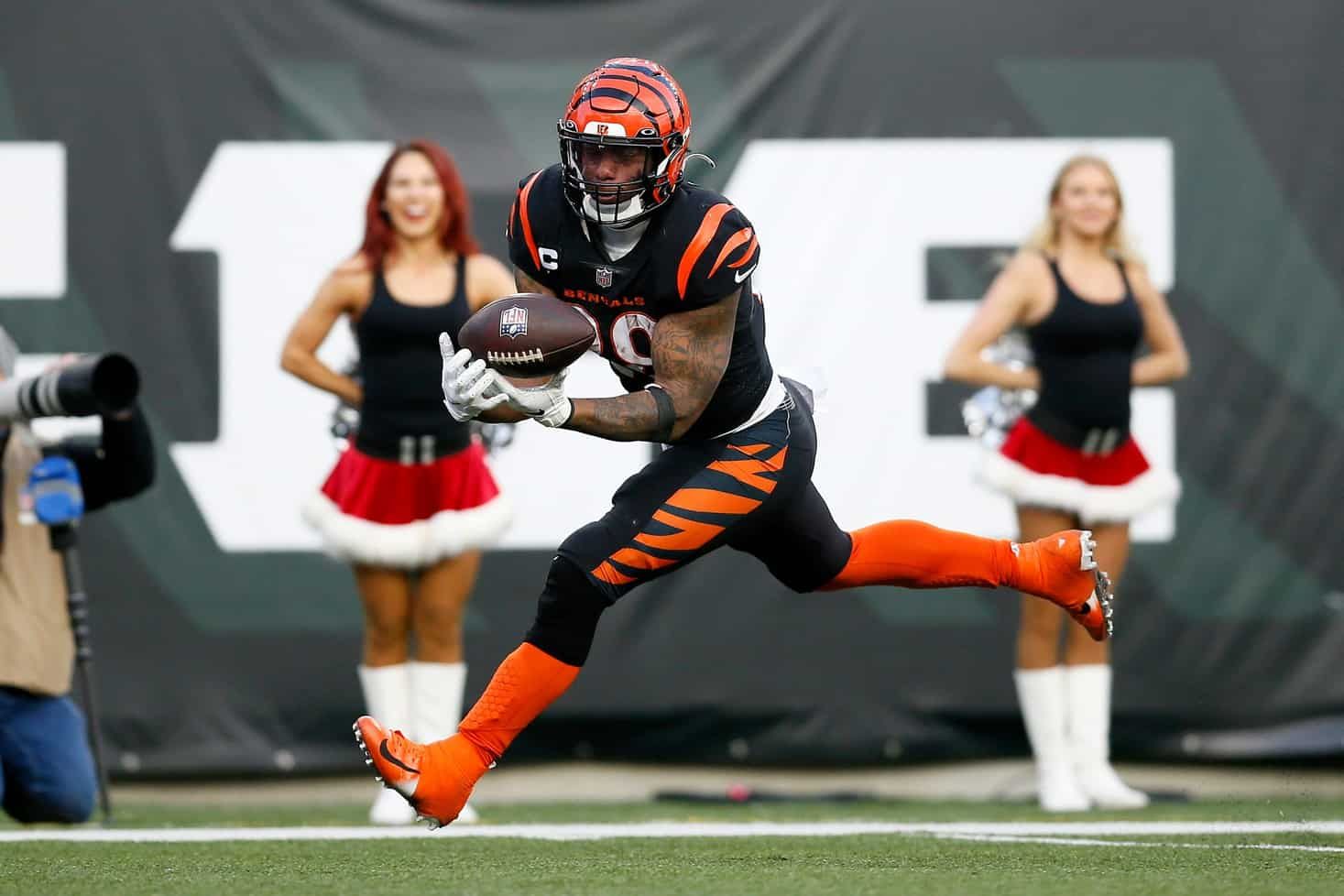 Is Joe Mixon playing today vs. the Raiders?
