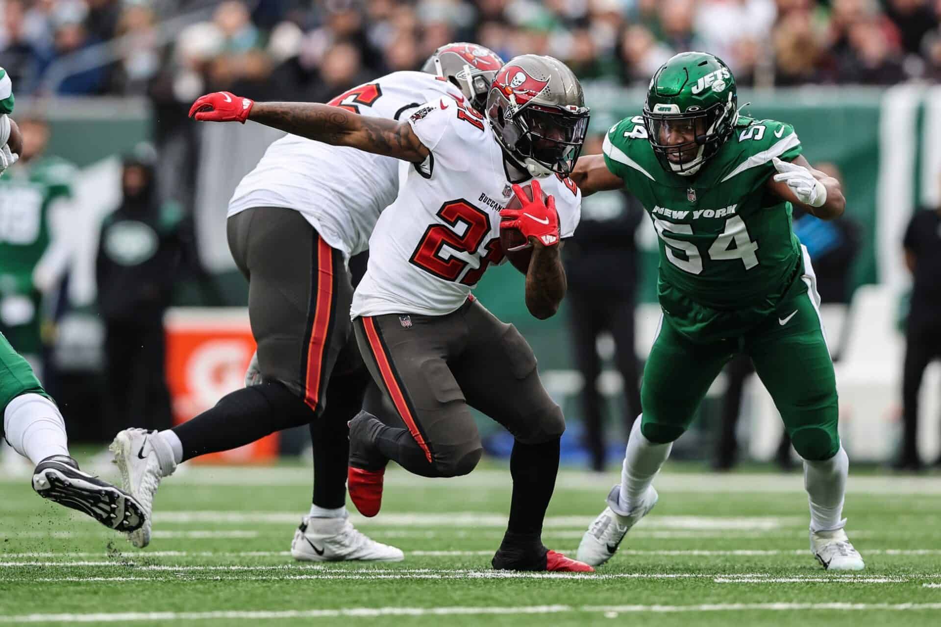 Ke'Shawn Vaughn or Le'Veon Bell Start/Sit Week 18: Will either option step up?