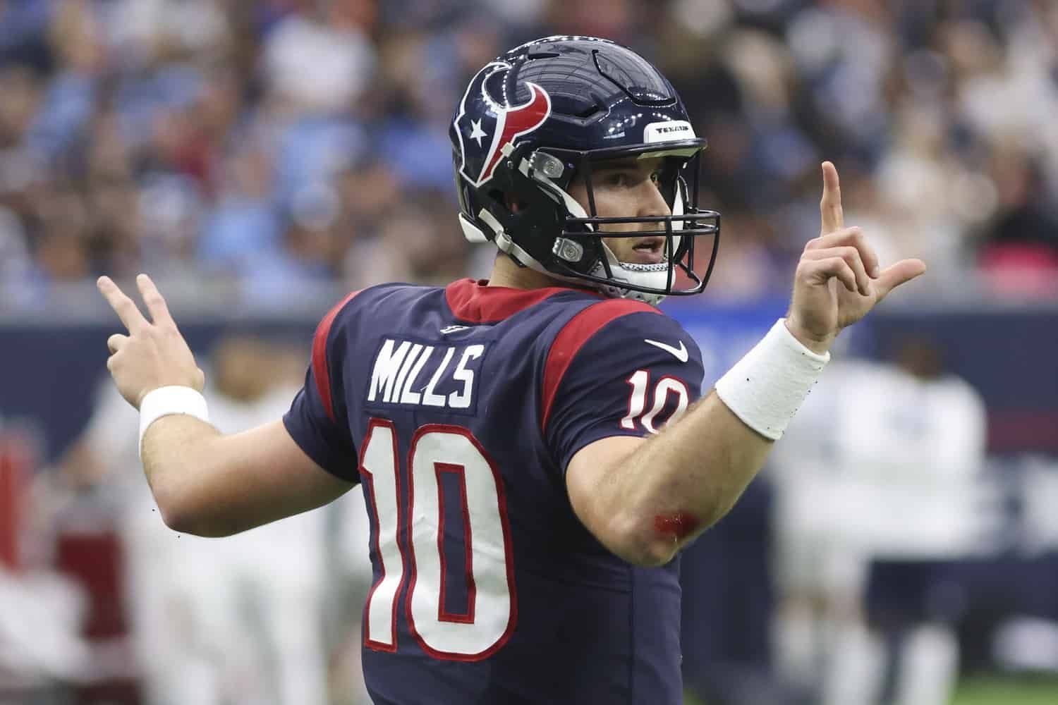 Texans' Lovie Smith shares praise for quarterback Davis Mills