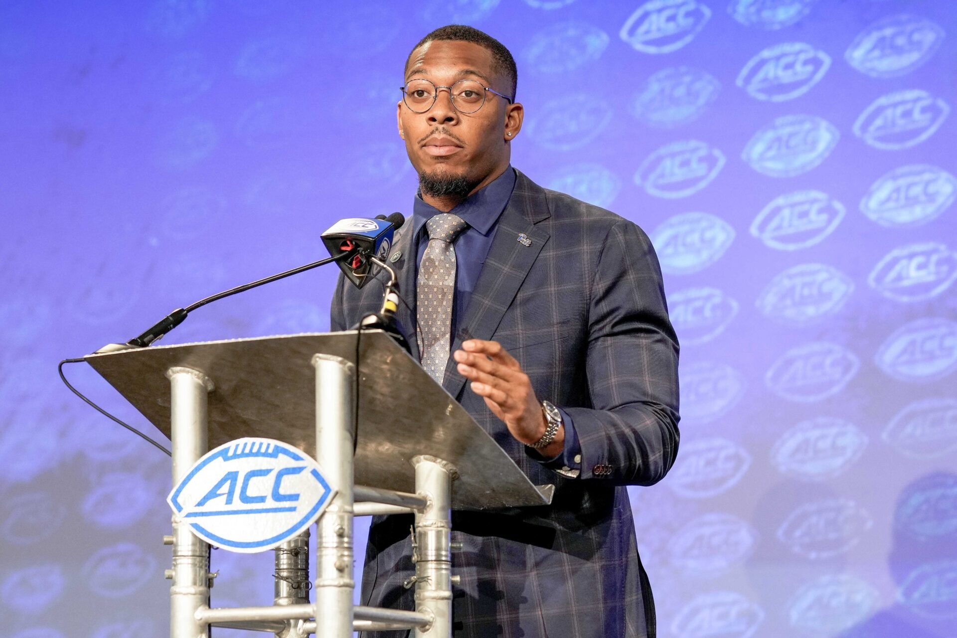 SirVocea Dennis, LB, Pitt | NFL Draft Scouting Report