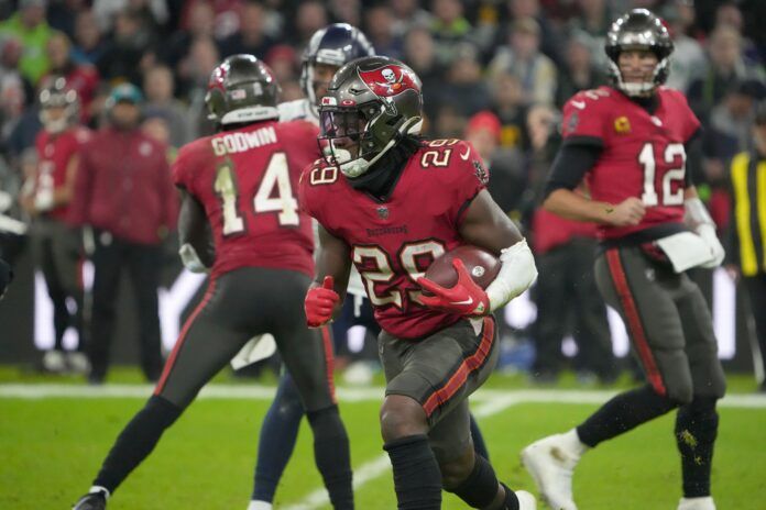 Fantasy RB Start 'em Sit 'em Week 12: Rachaad White Breakout, Alvin Kamara Fake-Out