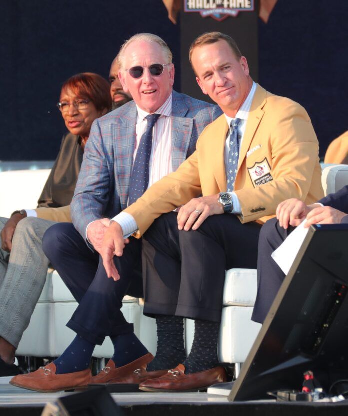 Archie Manning with his son Peyton Manning at the Hall of Fame enshrinement