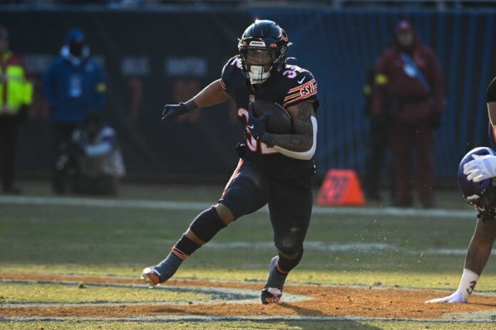 David Montgomery runs with the ball in the open field.