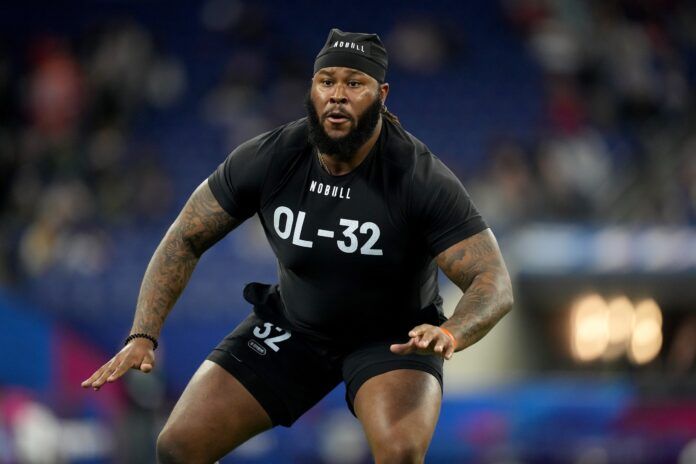 Clemson offensive lineman Jordan McFadden doing drills during the NFL Scouting Combine.