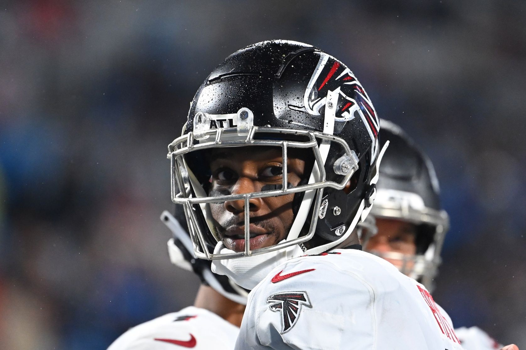 Atlanta Falcons tight end Kyle Pitts (8) on the field during a game.