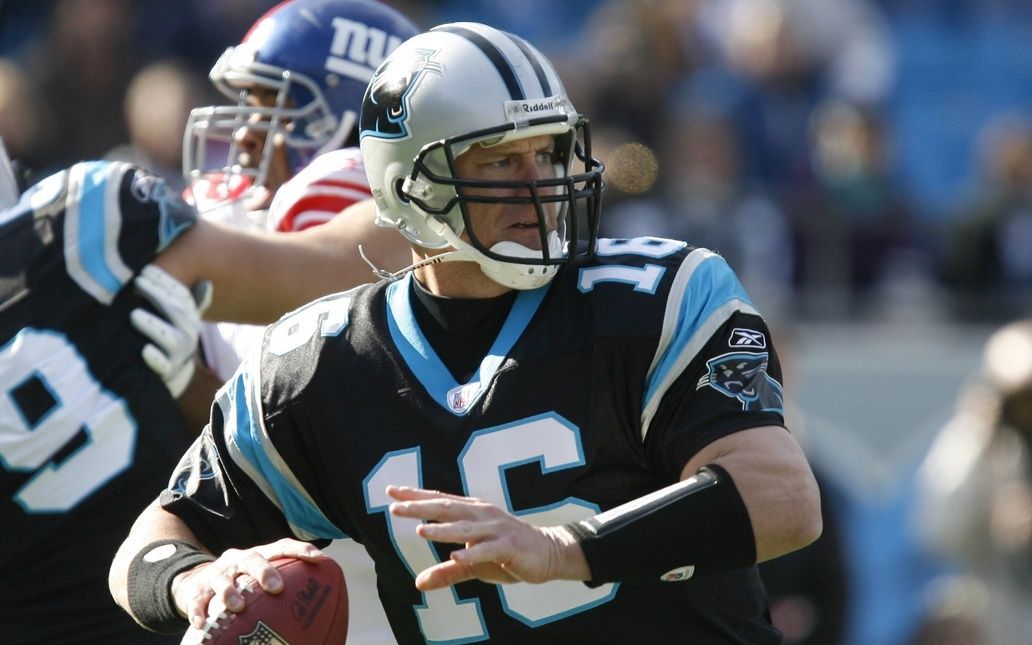 Chris Weinke looks to pass in the New York Giants 27-13 victory over the Carolina Panthers at Bank of America Stadium