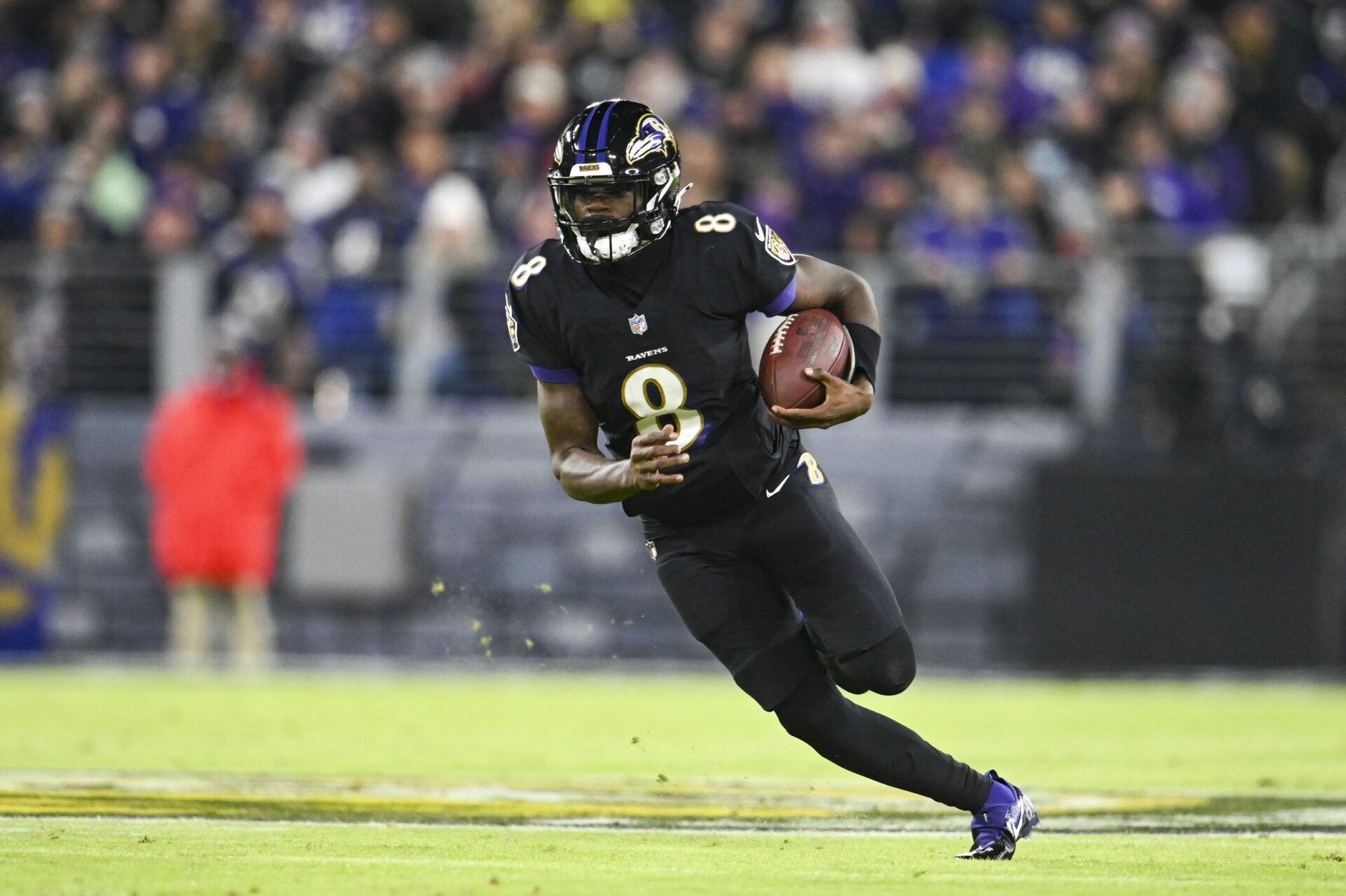 Baltimore Ravens QB Lamar Jackson (8) runs with the ball against Cleveland.