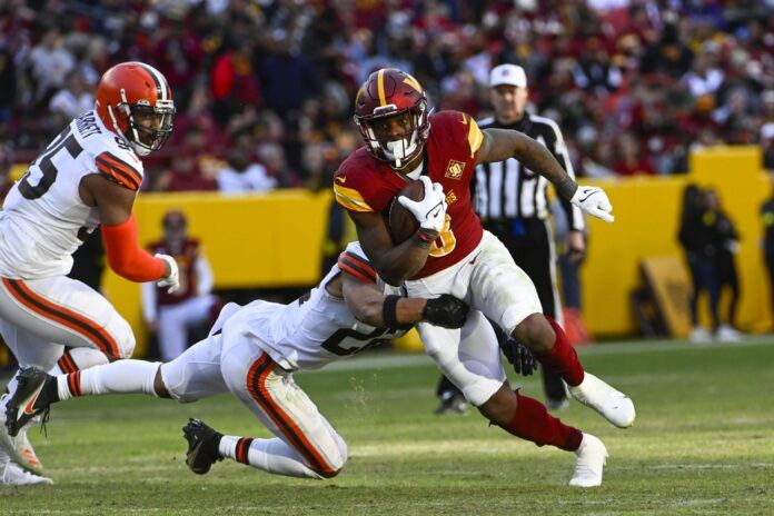 Washington Commanders RB Brian Robinson Jr. (8) runs the ball against the Browns.