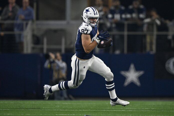 Jake Ferguson in action during the game between the Dallas Cowboys and the New York Giants.