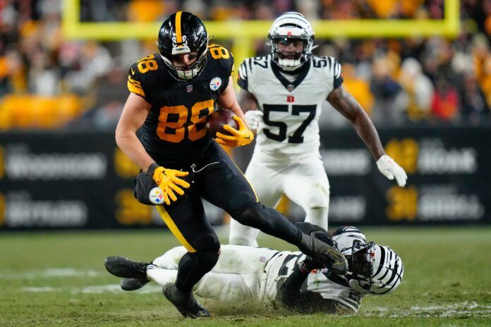 Pat Freiermuth catches a pass in the fourth quarter against the Cincinnati Bengals.