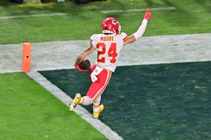 Skyy Moore runs the ball in for a touchdown against the Philadelphia Eagles.