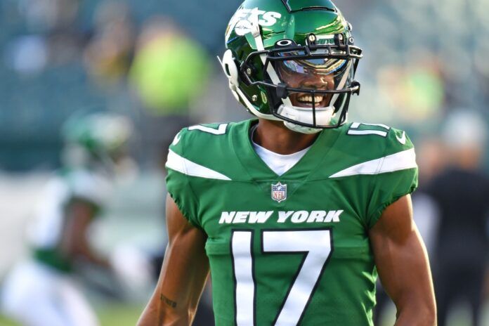 New York Jets WR Garrett Wilson (17) smiles during warmups.