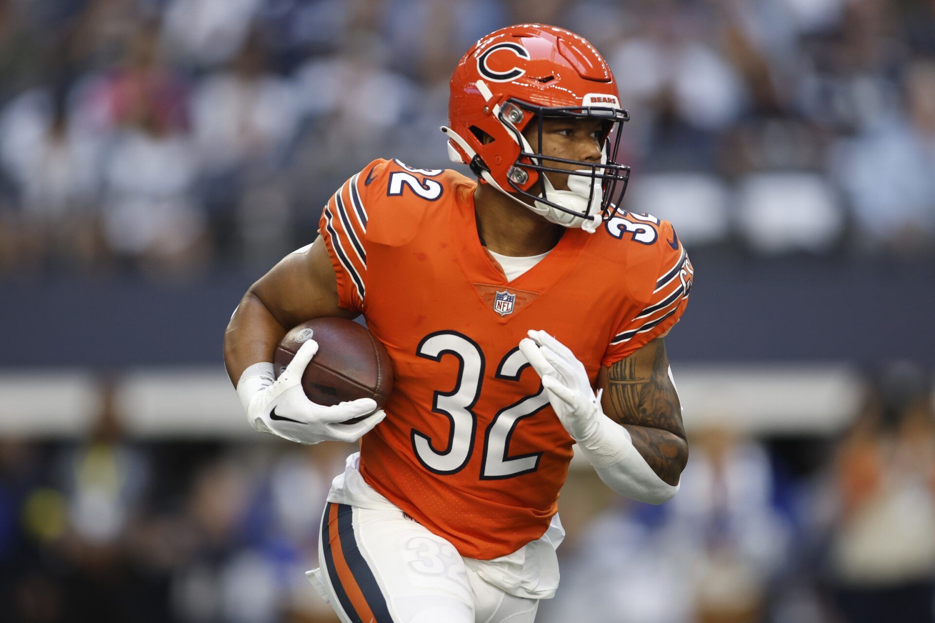 Chicago Bears RB David Montgomery (32) runs with the ball.