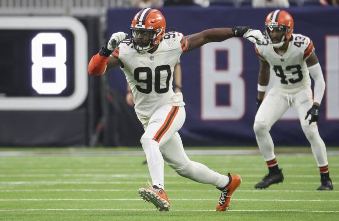 Jadeveon Clowney rushes the passer.