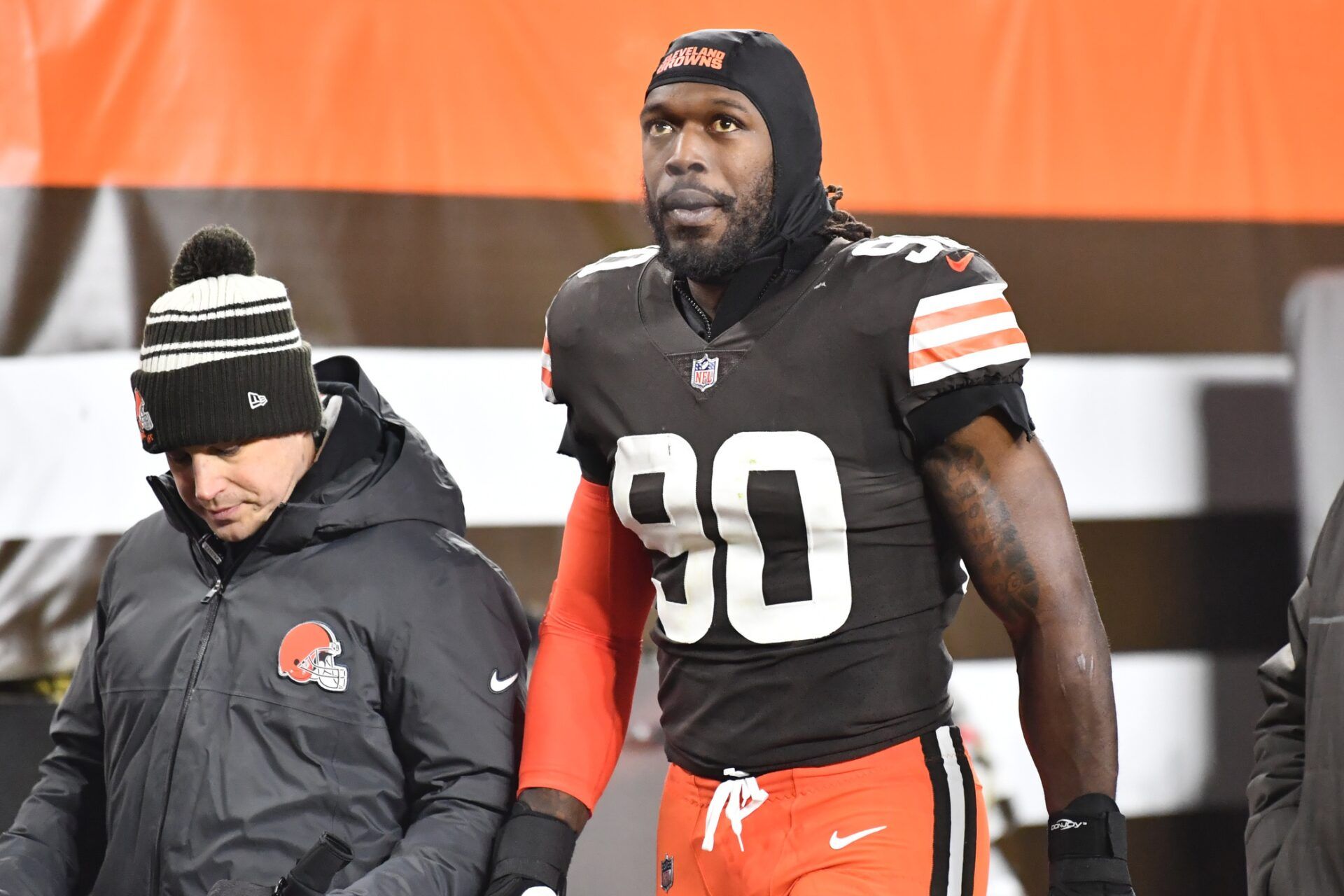 Cleveland Browns EDGE Jadeveon Clowney (90) leaves the field.