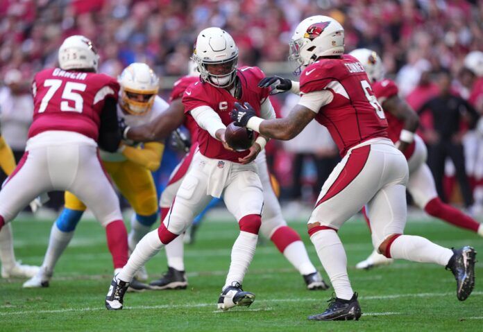 Arizona Cardinals QB Kyler Murray (1) hands the ball off to RB James Conner (6).