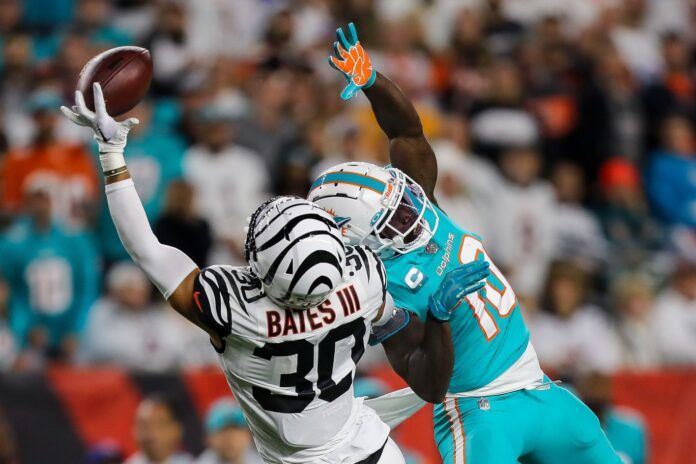 Cincinnati Bengals safety Jessie Bates III (30) breaks up a pass against the Dolphins.