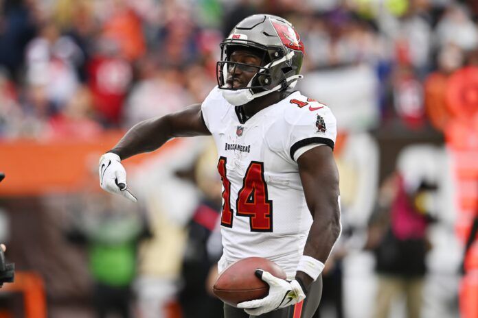 Chris Godwin celebrates after catching a touchdown during the first quarter against the Cleveland Browns.