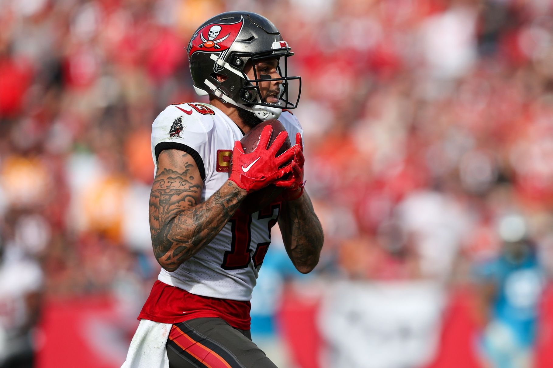 Tampa Bay Buccaneers WR Mike Evans (13) hauls in the reception.