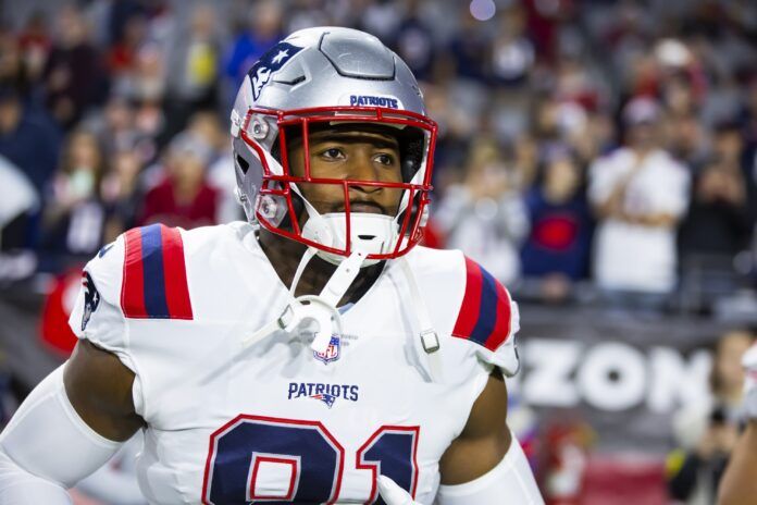 Jonnu Smith takes the field against the Arizona Cardinals.