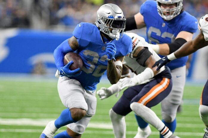 Detroit Lions RB D'Andre Swift (32) runs to the end zone against Chicago.