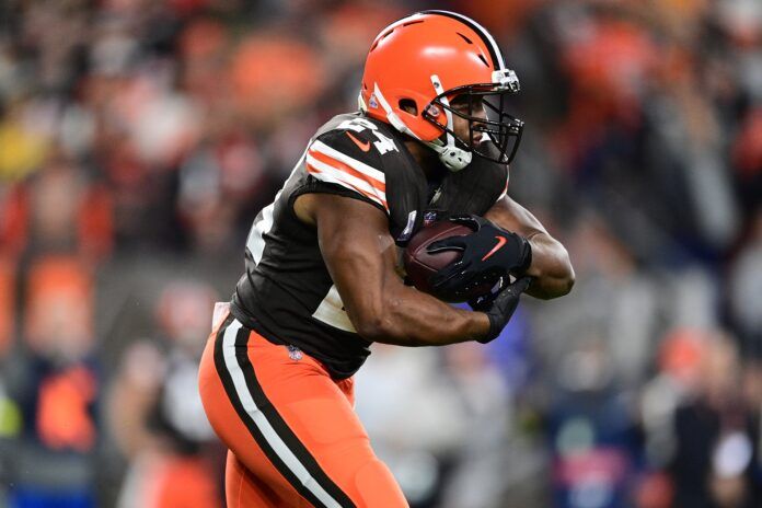 Nick Chubb rushes the ball in the first quarter against the Cincinnati Bengals.