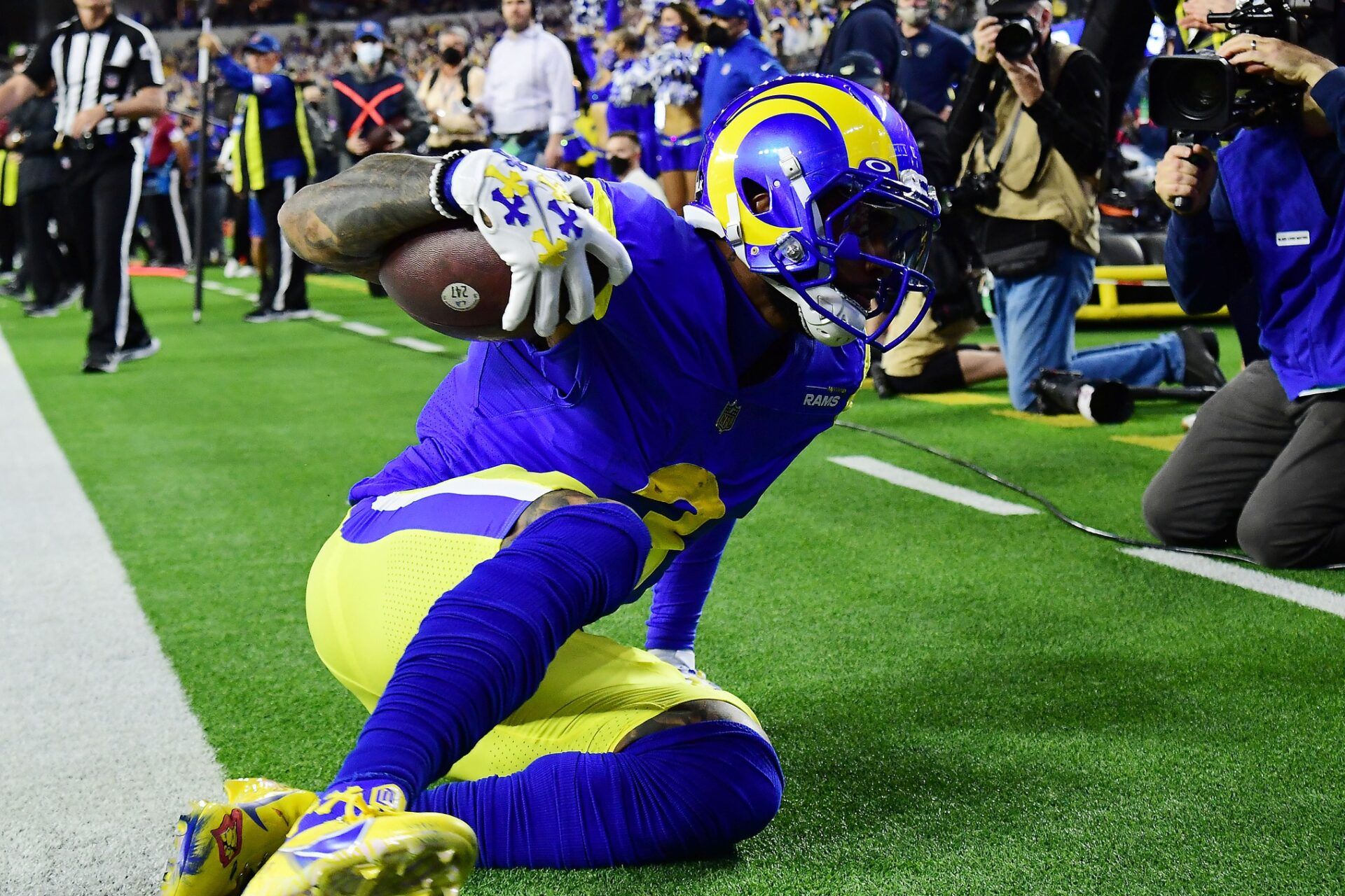 Odell Beckham Jr. catches a touchdown pass against the Arizona Cardinals.
