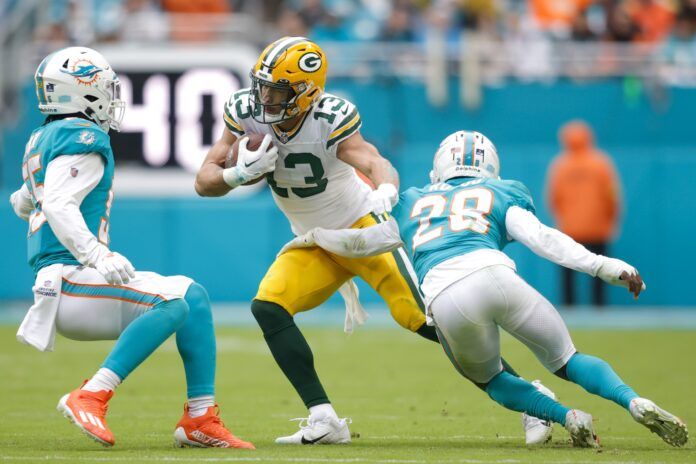 Miami Dolphins defenders attempt to tackle Green Bay Packers WR Allen Lazard (13).