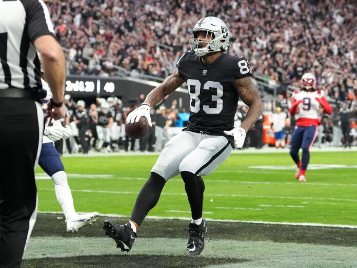 Darren Waller scores a touchdown against the New England Patriots.