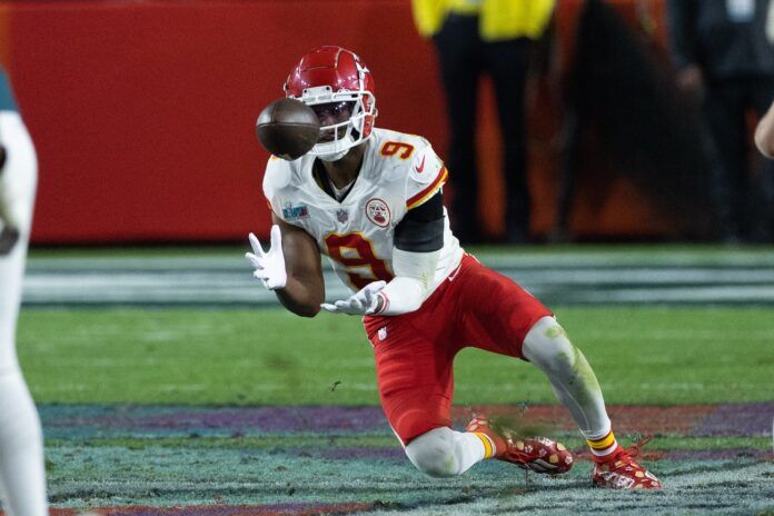 Kanas City Chiefs WR JuJu Smith-Schuster (9) hauls in a catch during the Super Bowl.