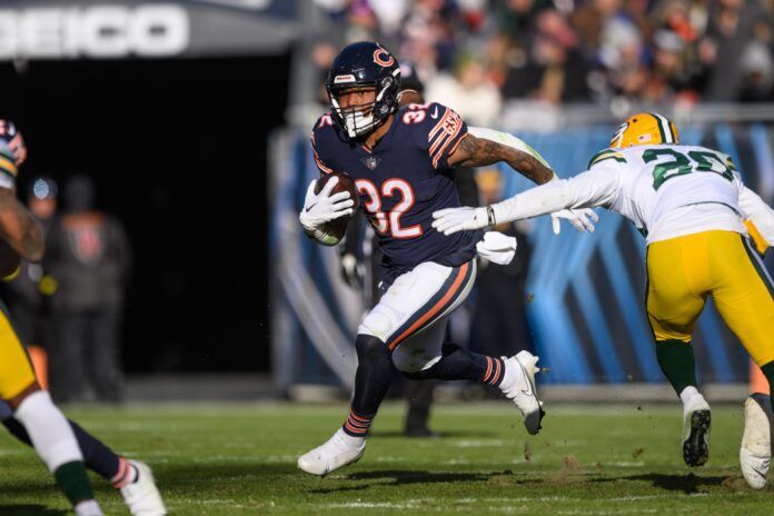 Chicago Bears running back David Montgomery (32) takes a rush past the Packers defense.