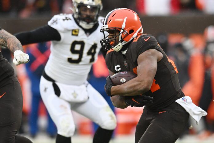 Cleveland Browns RB Nick Chubb (24) runs with the ball against the Saints.