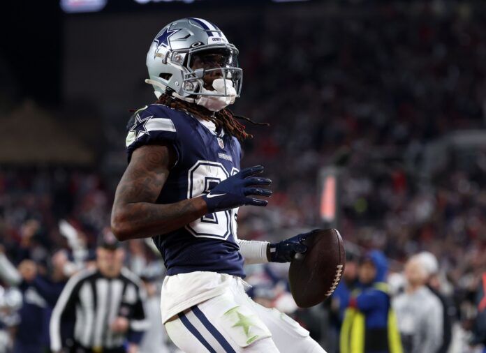 CeeDee Lamb makes a touchdown catch against the Tampa Bay Buccaneers.