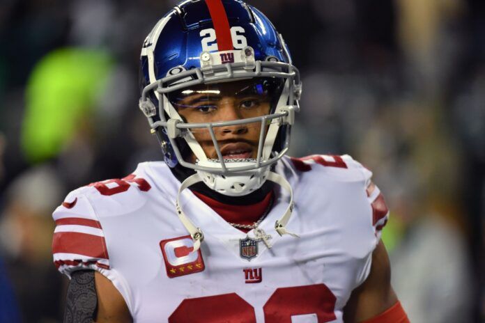 New York Giants RB Saquon Barkley looks at the sidelines in between plays.