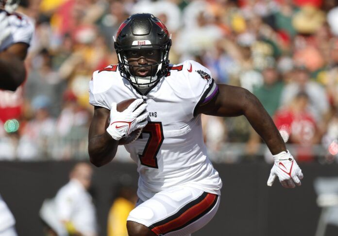 Leonard Fournette runs with the ball against the Green Bay Packers.