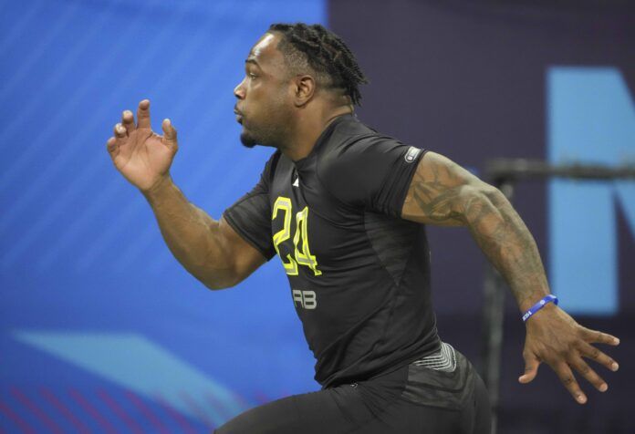 Dameon Pierce runs the 40-yard dash during the 2022 NFL Scouting Combine at Lucas Oil Stadium.