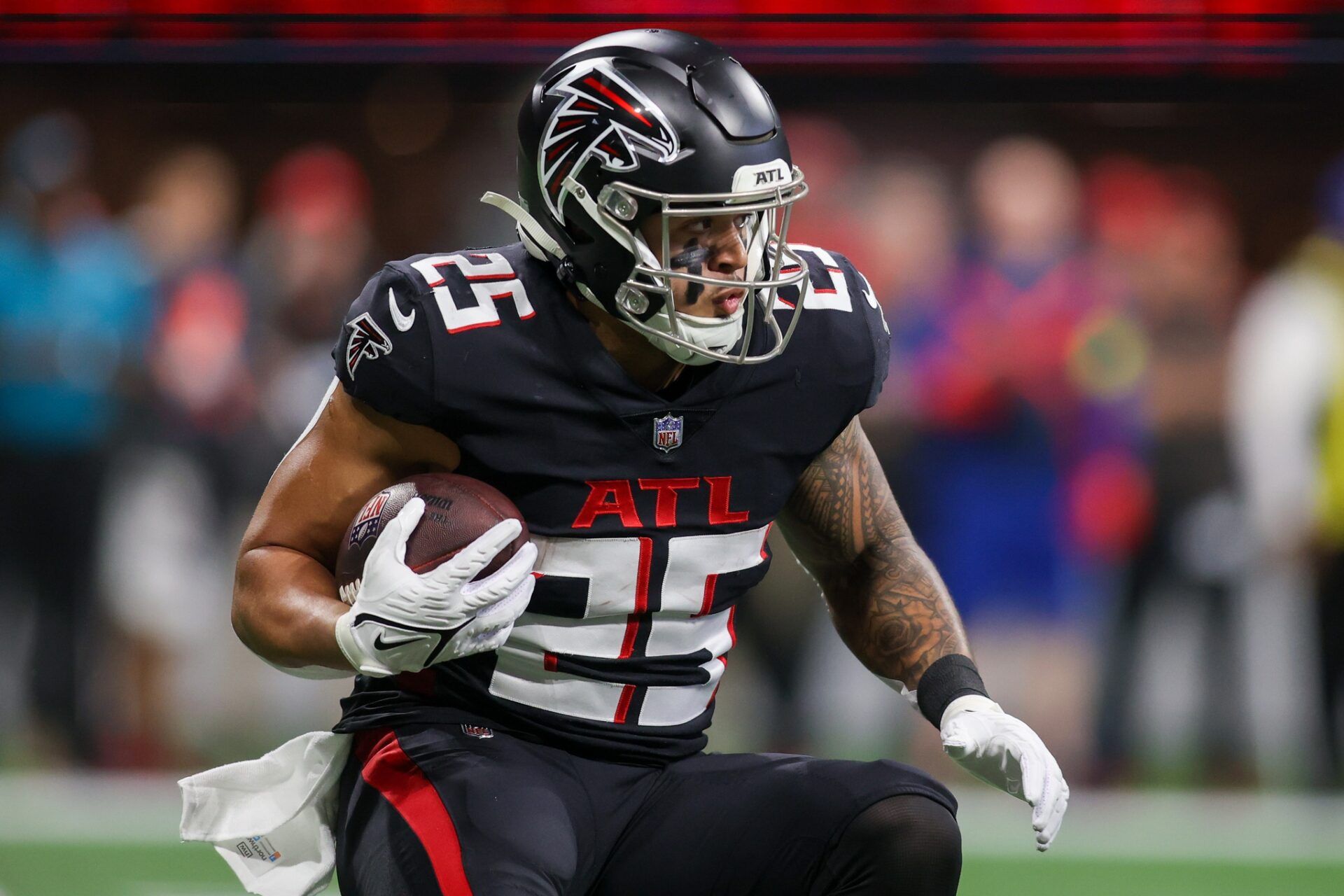 Atlanta Falcons RB Tyler Allgeier runs the ball against the Buccaneers.