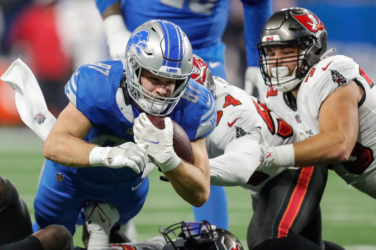 Detroit Lions TE Sam LaPorta (87) dives for a first down against the Tampa Bay Buccaneers.