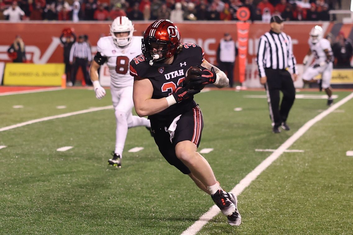 New Buffalo Bills tight end Dalton Kincaid (86) runs with the ball as a Utah Ute against Stanford.