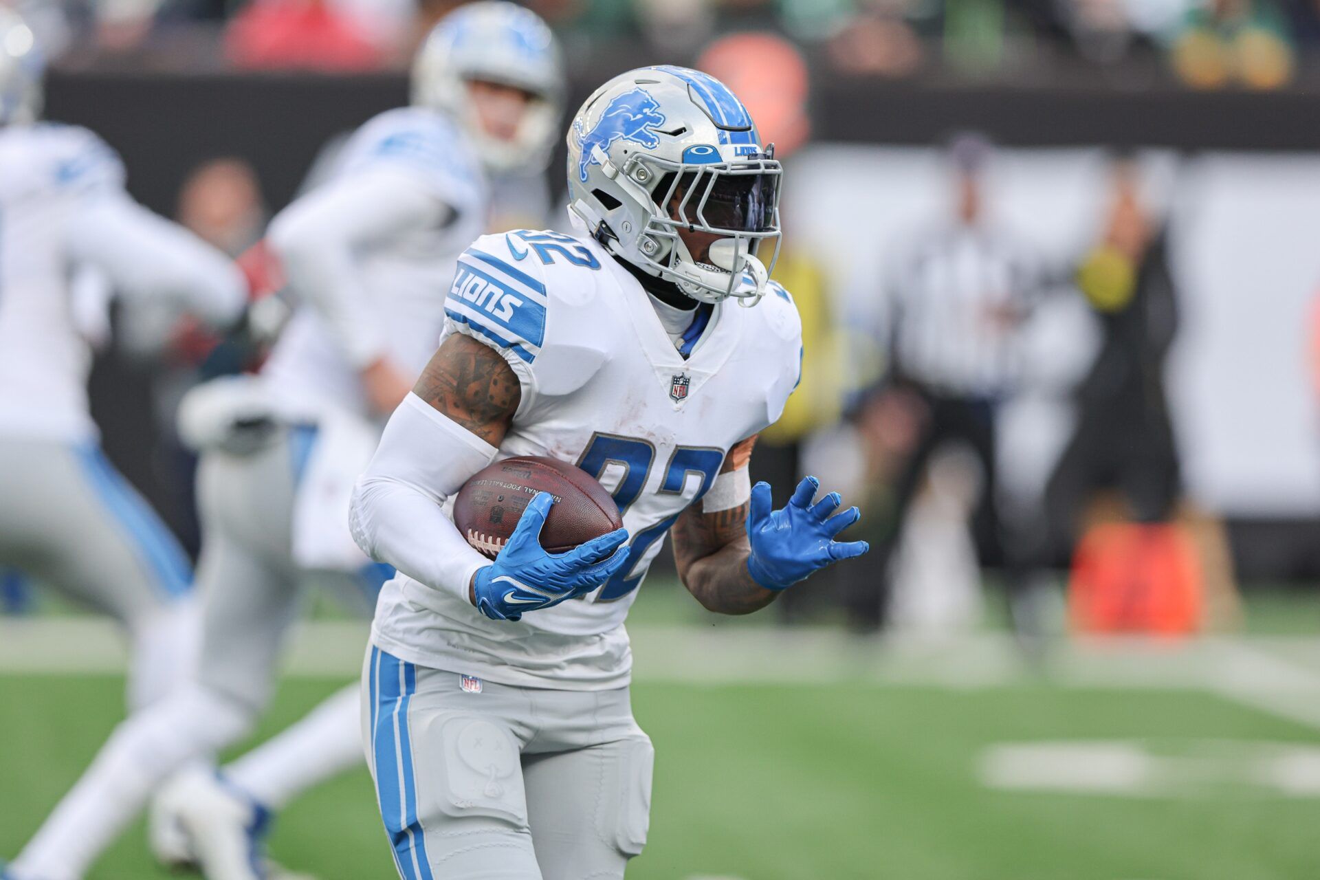 Detroit Lions running back D'Andre Swift (32) carries the ball against the New York Jets.