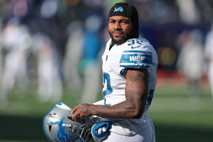 Detroit Lions running back D'Andre Swift (32) looks on during warmups before the game against the New York Giants at MetLife Stadium.