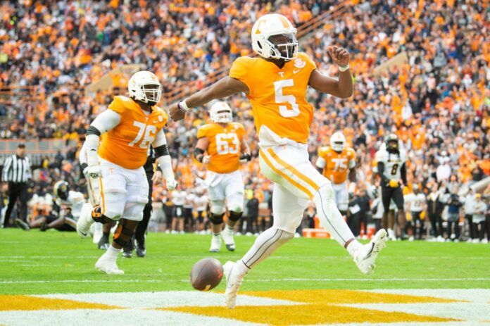 Tennessee QB Hendon Hooker (5) runs in for a touchdown.