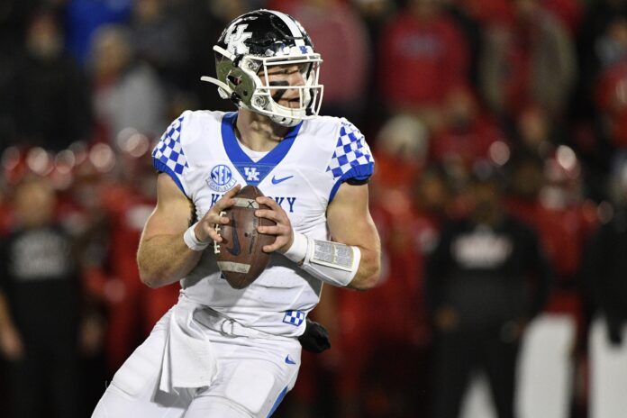 Will Levis (7) looks to pass against the Louisville Cardinals during the second quarter at Cardinal Stadium.