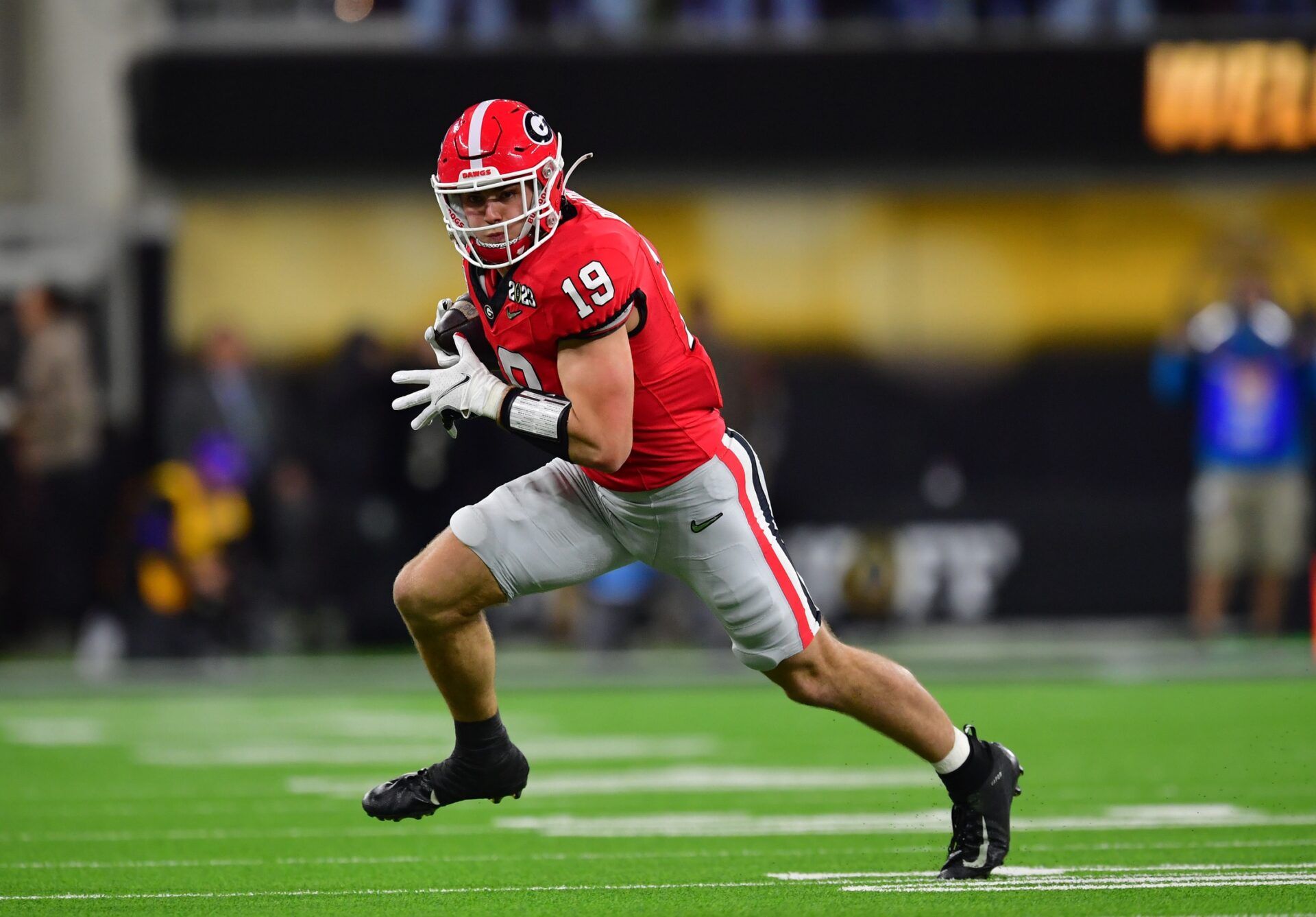 Brock Bowers (19) with the ball against the TCU Horned Frogs.