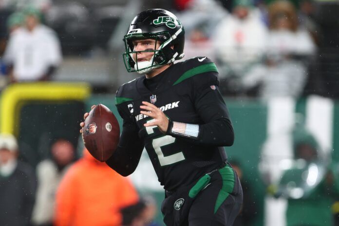 Zach Wilson (2) looks to pass against the Jacksonville Jaguars during the first half at MetLife Stadium.