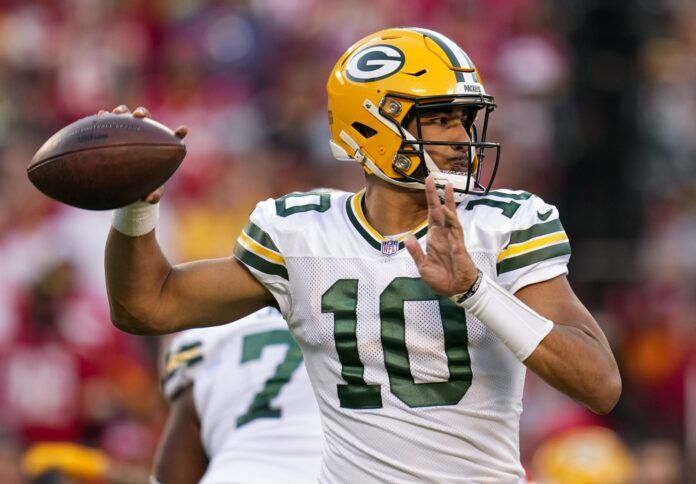 Jordan Love (10) throws a pass against the Kansas City Chiefs.