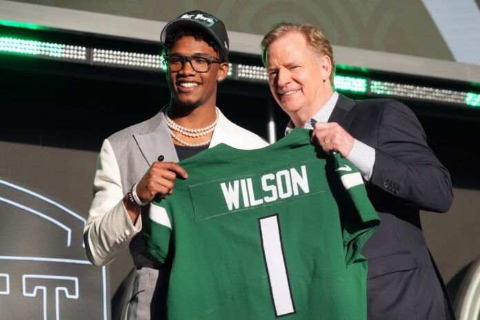 Garrett Wilson with NFL commissioner Roger Goodell after being selected as the tenth overall pick to the New York Jets.