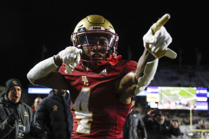 Zay Flowers (4) signals first down after a catch against the Syracuse Orange.